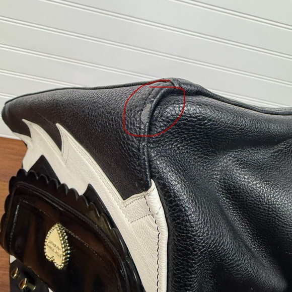 Betsey Johnson black & white shoulder chevron handbag purse with bow accent. - Picture 13 of 13